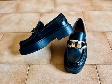 H&M Mocassini neri con suola alta e catena dorata