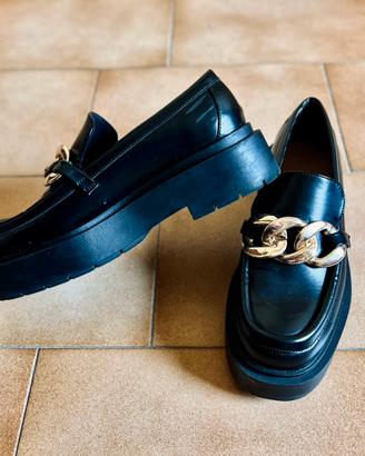 H&M Mocassini neri con suola alta e catena dorata