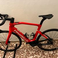 Bici corsa. Pinarello Nytro E5 road 105 Di2 e bike