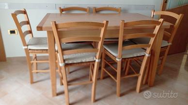 Cucina usata con tavolo e 6 sedie