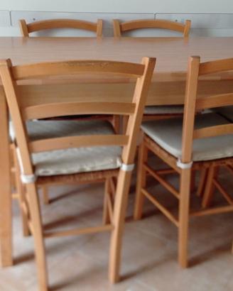 Cucina usata con tavolo e 6 sedie