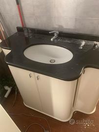 Lavandino con mobile e specchio