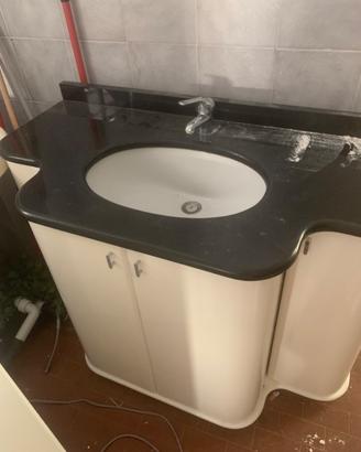 Lavandino con mobile e specchio