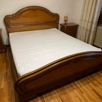 Letto in legno con due comodini