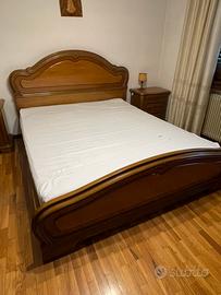 Letto in legno con due comodini