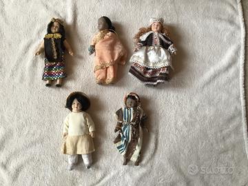 Bambole in costumi tradizionali del mondo