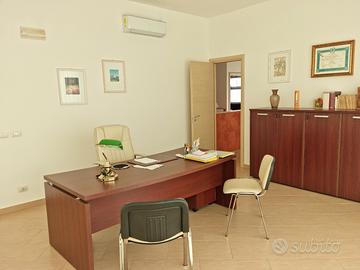 Ampio e luminosissimo loc. comm. uso ufficio