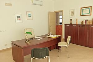 Ampio e luminosissimo loc. comm. uso ufficio