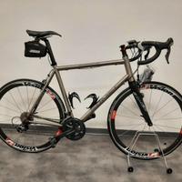 bicicletta da corsa modello MAGNUS Somec Assistita