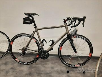 bicicletta da corsa modello MAGNUS Somec Assistita