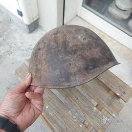 Vecchio elmetto italiano WW2