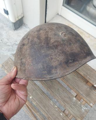 Vecchio elmetto italiano WW2
