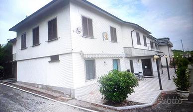 Casa indipendente di 1300 m² con più di 5 locali a