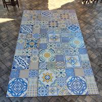 tavolo da giardino con  piastrelle 