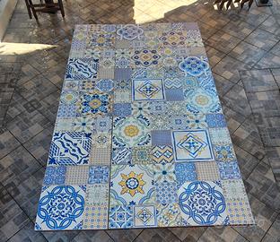 tavolo da giardino con  piastrelle 