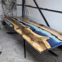 Tavolo in resina e noce