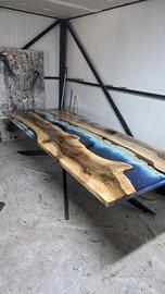 Tavolo in resina e noce