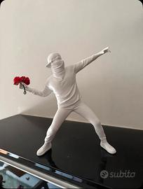 Statuetta Flower Thorwen ispirata a Banksy