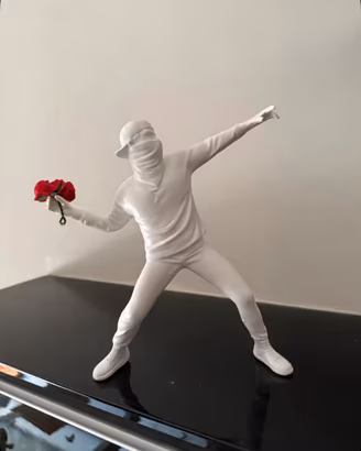 Statuetta Flower Thorwen ispirata a Banksy