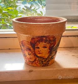 Vaso dorato con angeli