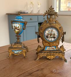 Orologio e vaso bronzo e porcellana