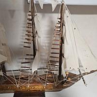 Nave in legno con luci