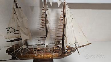 Nave in legno con luci