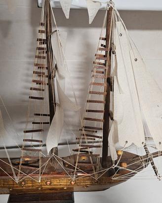 Nave in legno con luci
