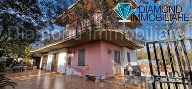 Villetta singola con ampi spazi esterni e garage