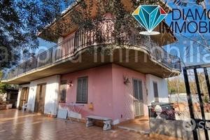 Villetta singola con ampi spazi esterni e garage