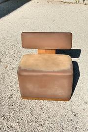 Seduta pouf allaccia scarpe