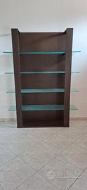 Libreria in legno moro e grandi ripiani in vetro