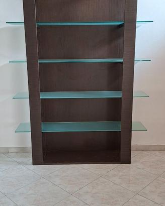 Libreria in legno moro e grandi ripiani in vetro