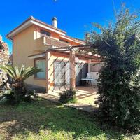 VILLA A SCHIERA A LADISPOLI