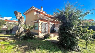 VILLA A SCHIERA A LADISPOLI