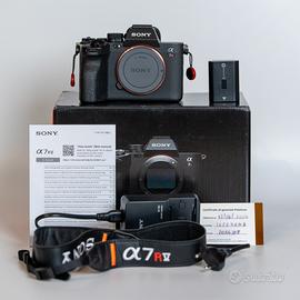 Sony A7R V  + pellicola protettiva display + ganci