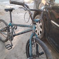 BMX nera con dettagli blu – da sistemare. -BICI