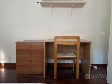Scrivania con cassettiera e sedia