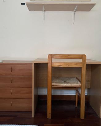 Scrivania con cassettiera e sedia