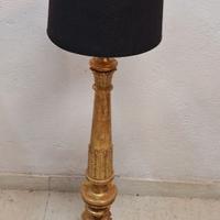 Antico candelabro in legno intagliato e dorato