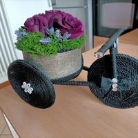 Triciclo soprammobile in corda con rose viola