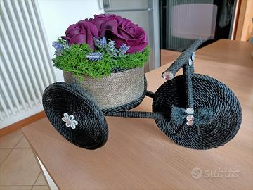 Triciclo soprammobile in corda con rose viola
