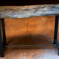 Tavolo invecchiato con struttura in metallo