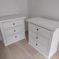 2 comodini in legno bianchi
