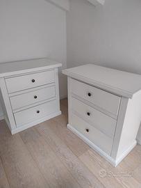 2 comodini in legno bianchi