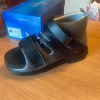 Calzatura post-operatoria a suola piatta