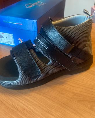 Calzatura post-operatoria a suola piatta