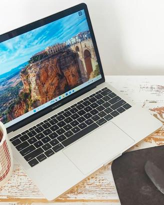 Apple Macbook Pro13 8 GB RAM 256GB SSD Windows 11