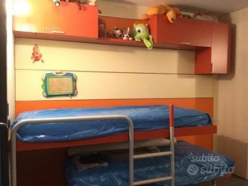 Cameretta con boiserie e letti scorrevoli