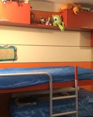 Cameretta con boiserie e letti scorrevoli